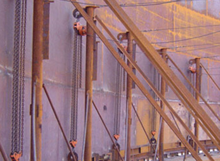 吊運油罐時爬架電動葫蘆立柱的數量是怎么規定的