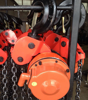 提升吊裝大型金屬儲(chǔ)罐時(shí),如何確定爬架群吊葫蘆的數(shù)量