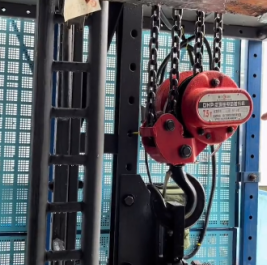 爬架電動葫蘆和附墻支座是爬架網順利提升的關鍵